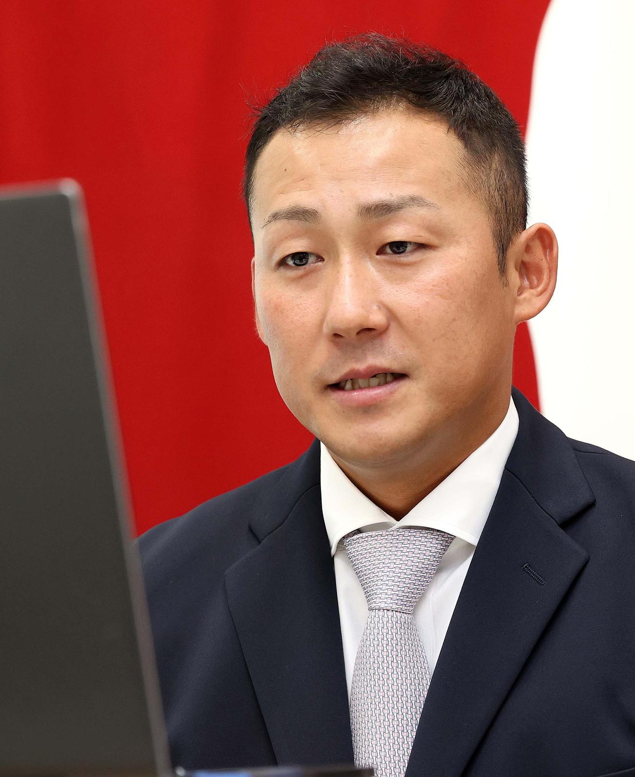 都内の球団事務所で契約更改後にリモート取材に応じる巨人中田（球団提供）