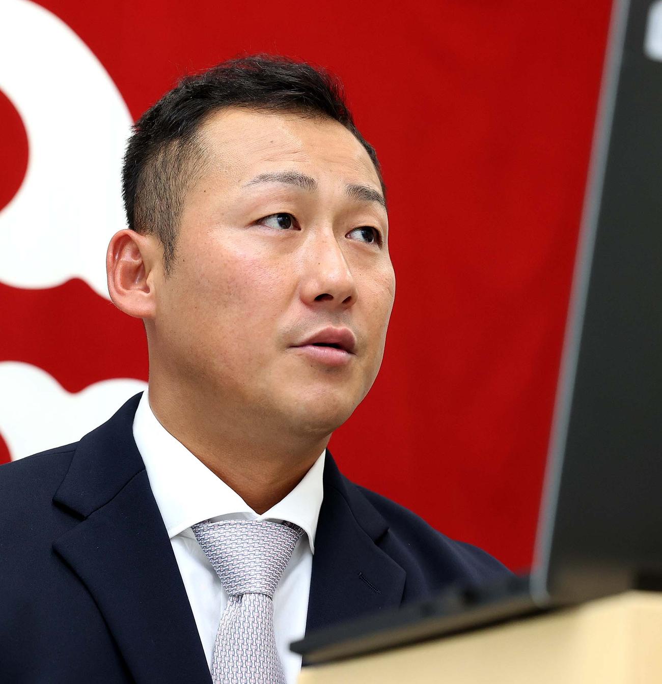 都内の球団事務所で契約更改後のリモート取材で丁寧に対応する巨人中田（球団提供）
