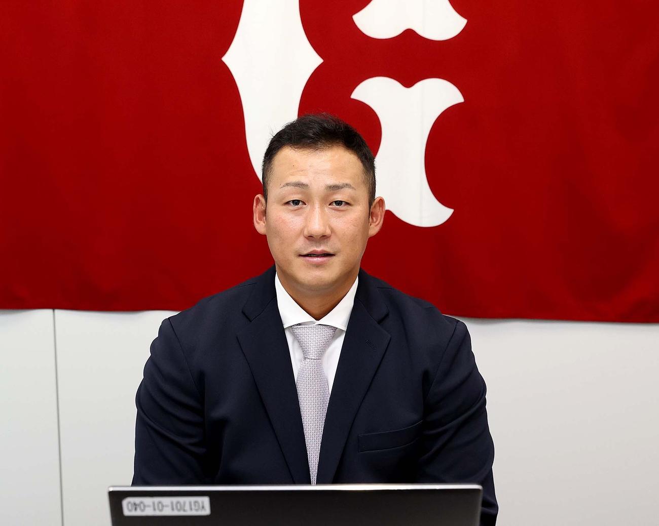都内の球団事務所で契約更改を行い大幅減額となった巨人中田（球団提供）