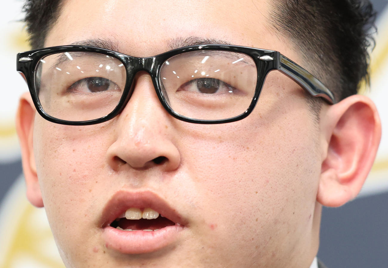 契約更改後の会見にオリックス宮城大弥はだて眼鏡をつけて登場する（撮影・清水貴仁）