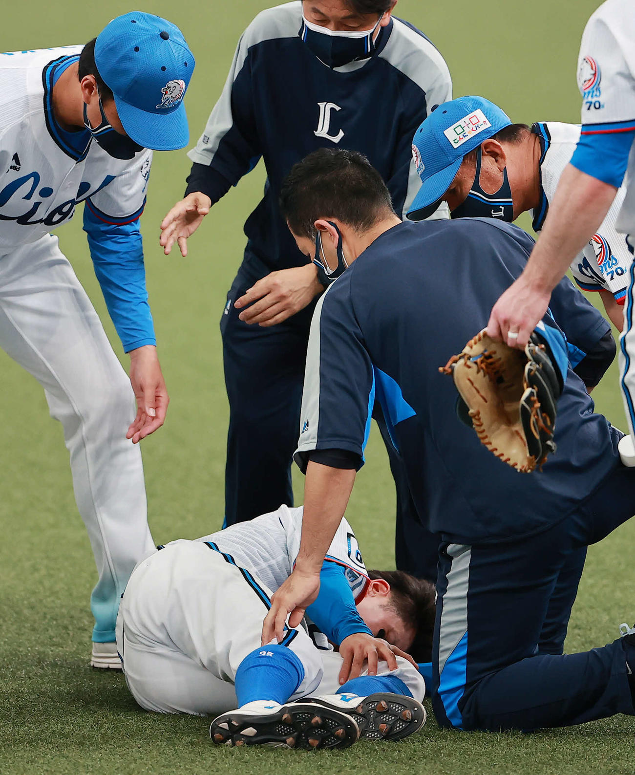 5月30日、阪神戦で打球を処理した際に左ひざを負傷した西武若林