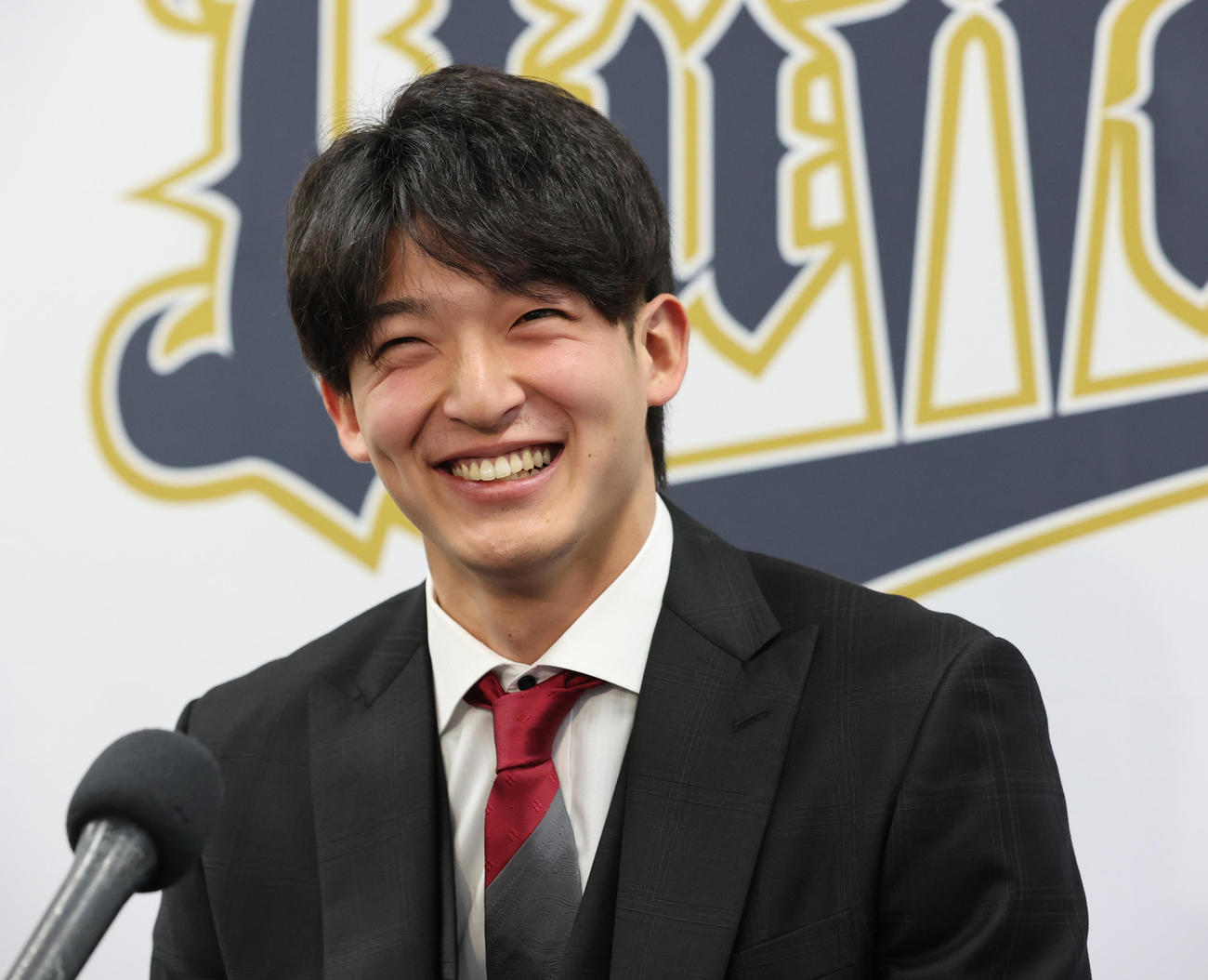 契約更改を終え、笑顔で会見を行うオリックス山崎颯（撮影・清水貴仁）
