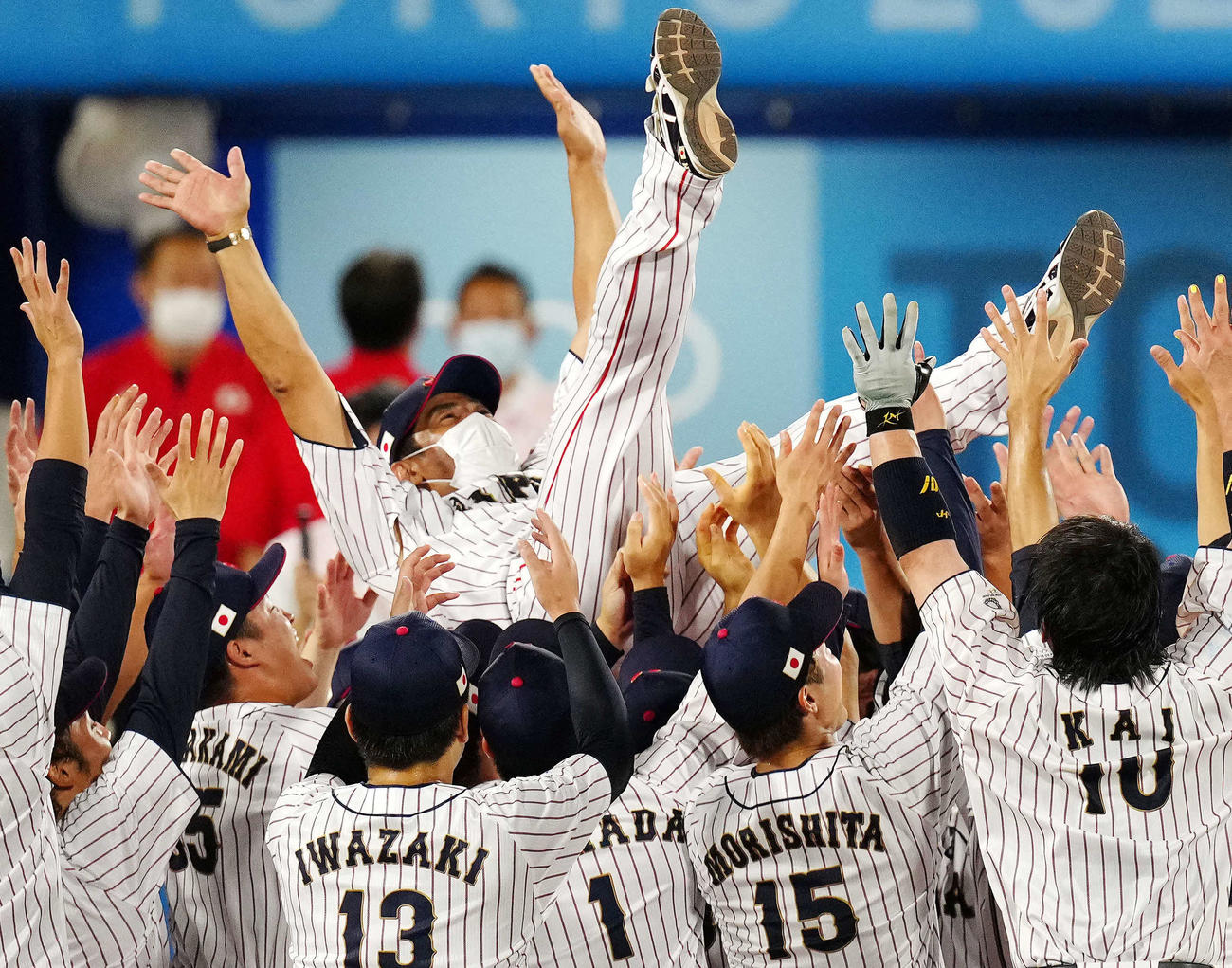 8月、東京五輪で優勝を決め選手たちに胴上げされる稲葉監督