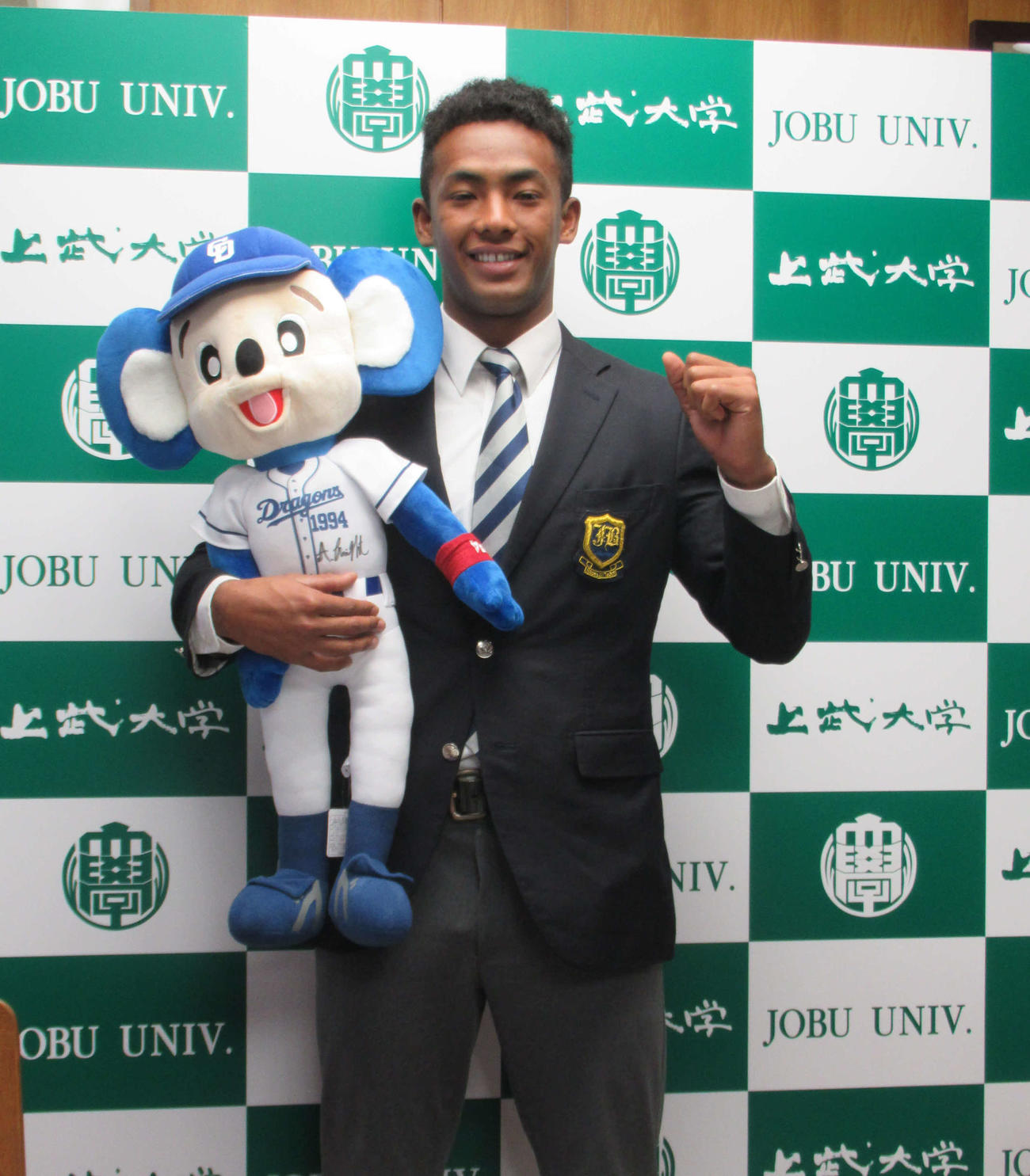 仮契約した中日ドラフト1位上武大・ブライト健太（撮影・伊東大介）