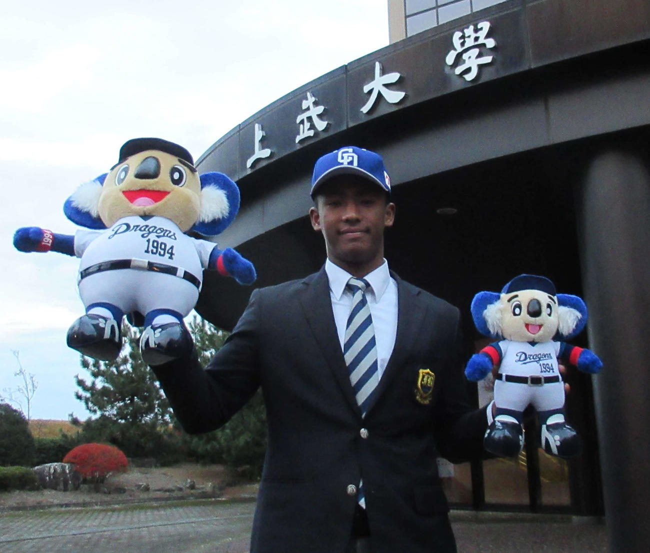仮契約した中日ドラフト1位上武大・ブライト健太（撮影・伊東大介）