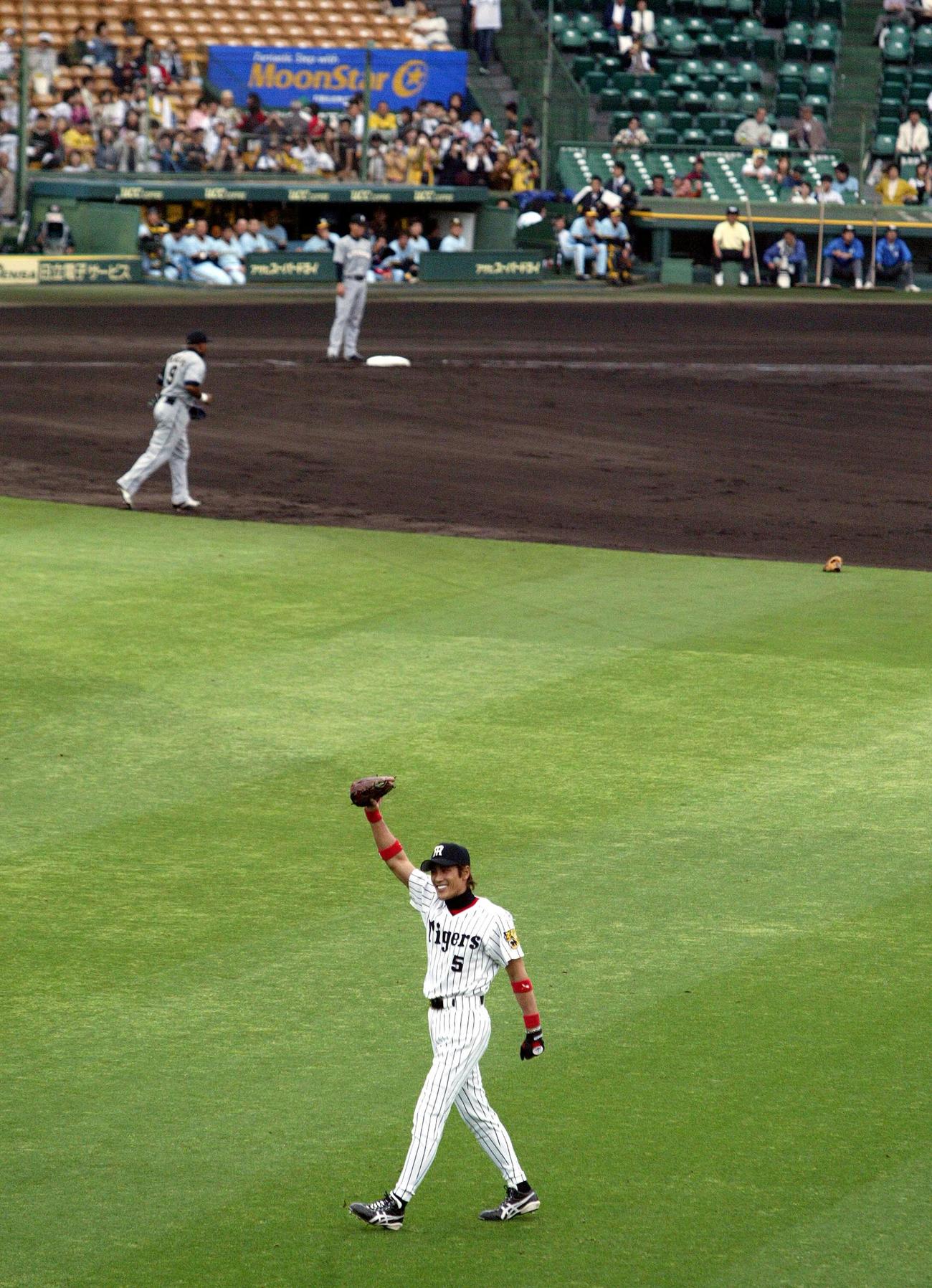 06年の交流戦で甲子園に登場した新庄は阪神時代のユニホームで練習に参加した