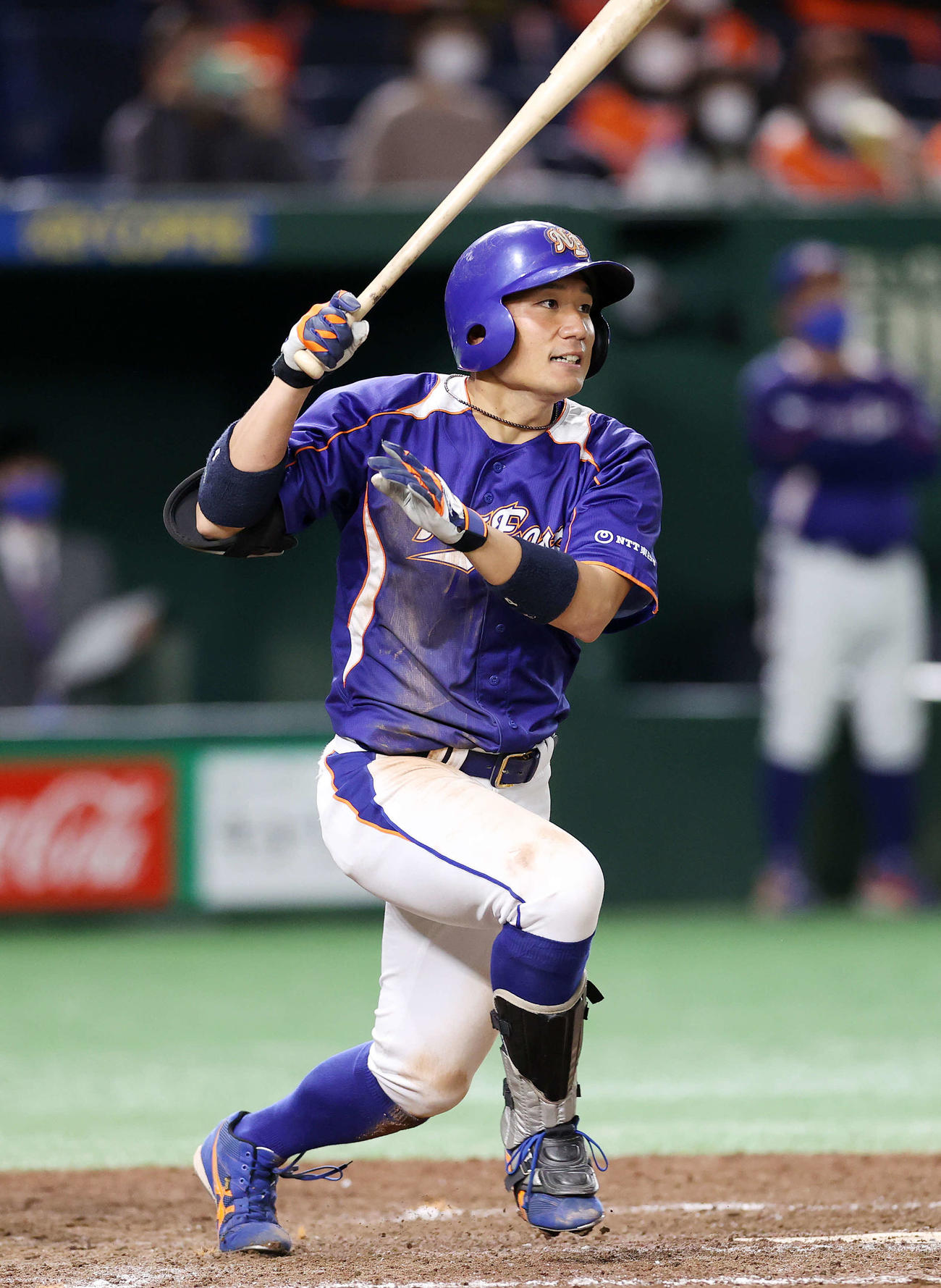 NTT東日本対JFE東日本　11回表NTT東日本1死満塁、火ノ浦は右前適時打を放つ（撮影・鈴木正人）