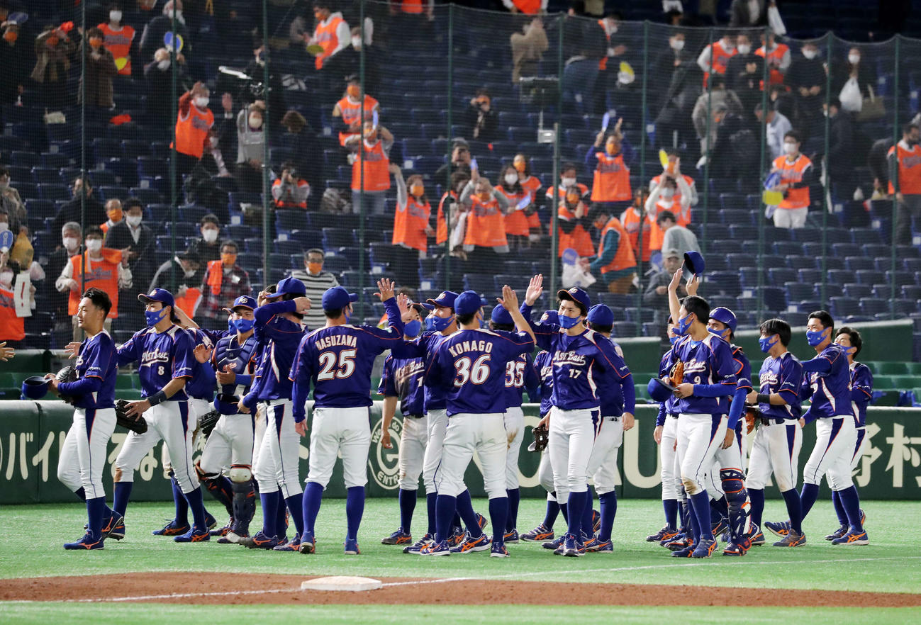 NTT東日本対JFE東日本　勝利し喜ぶNTT東日本の選手たち（撮影・鈴木正人）