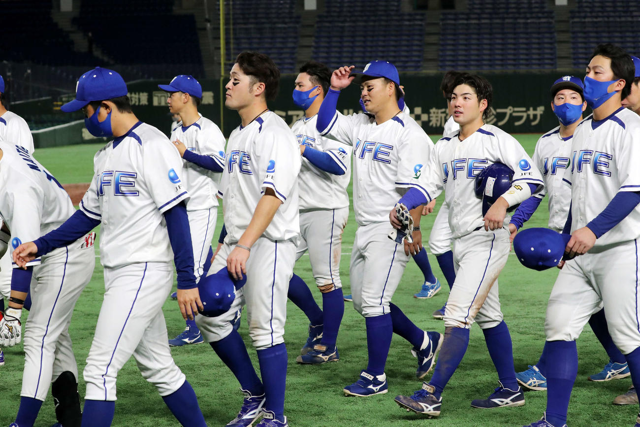 NTT東日本対JFE東日本　敗戦し引き揚げるJFE東日本の選手たち（撮影・鈴木正人）