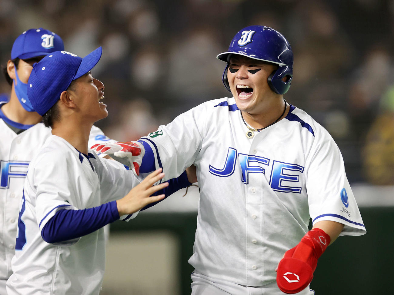 NTT東日本対JFE東日本　6回裏JFE東日本1死二塁、平山快の中前適時打で岡田（右）が生還しベンチ前で喜ぶ（撮影・鈴木正人）