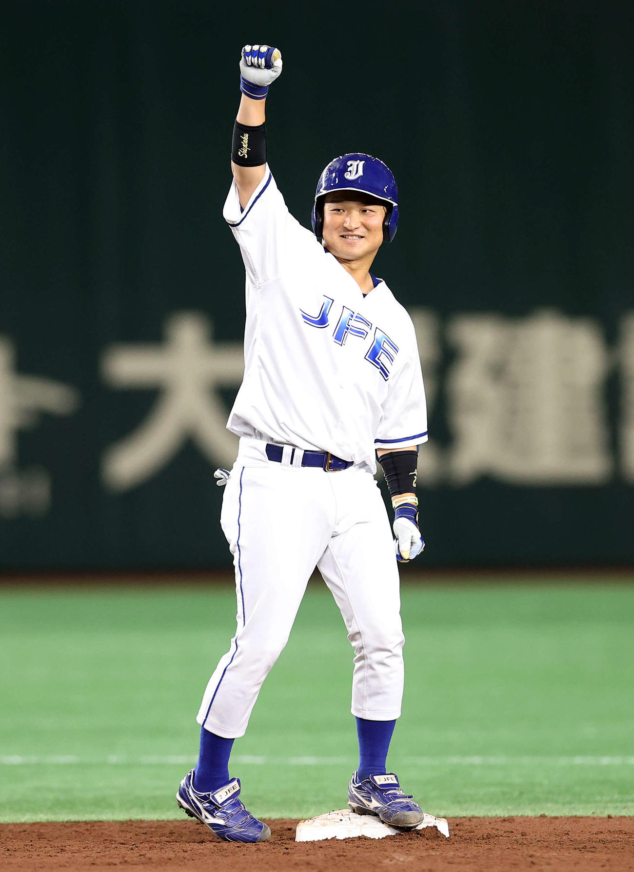 NTT東日本対JFE東日本　3回裏JFE東日本1死二塁、志賀は右越え適時二塁打を放ちガッツポーズ（撮影・鈴木正人）