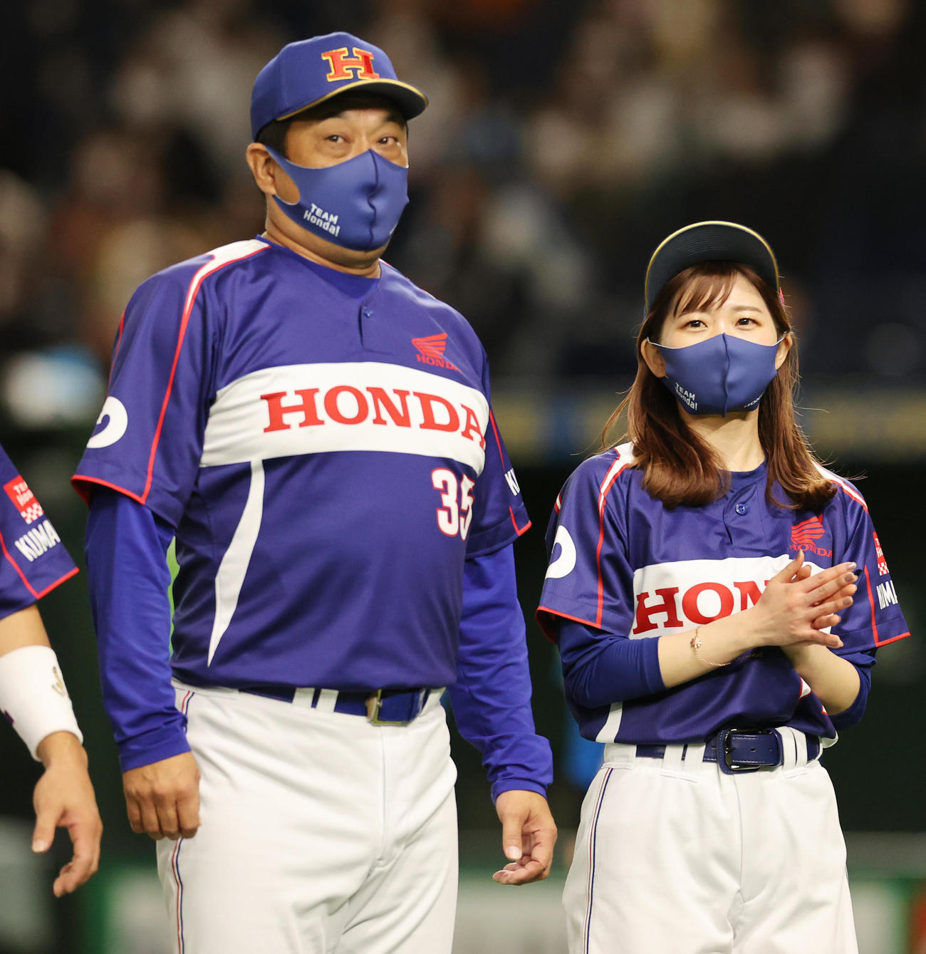 セガサミー対ホンダ熊本　決勝進出を決め応援席にあいさつするホンダ熊本・渡辺監督（左）とマスコット（撮影・野上伸悟）