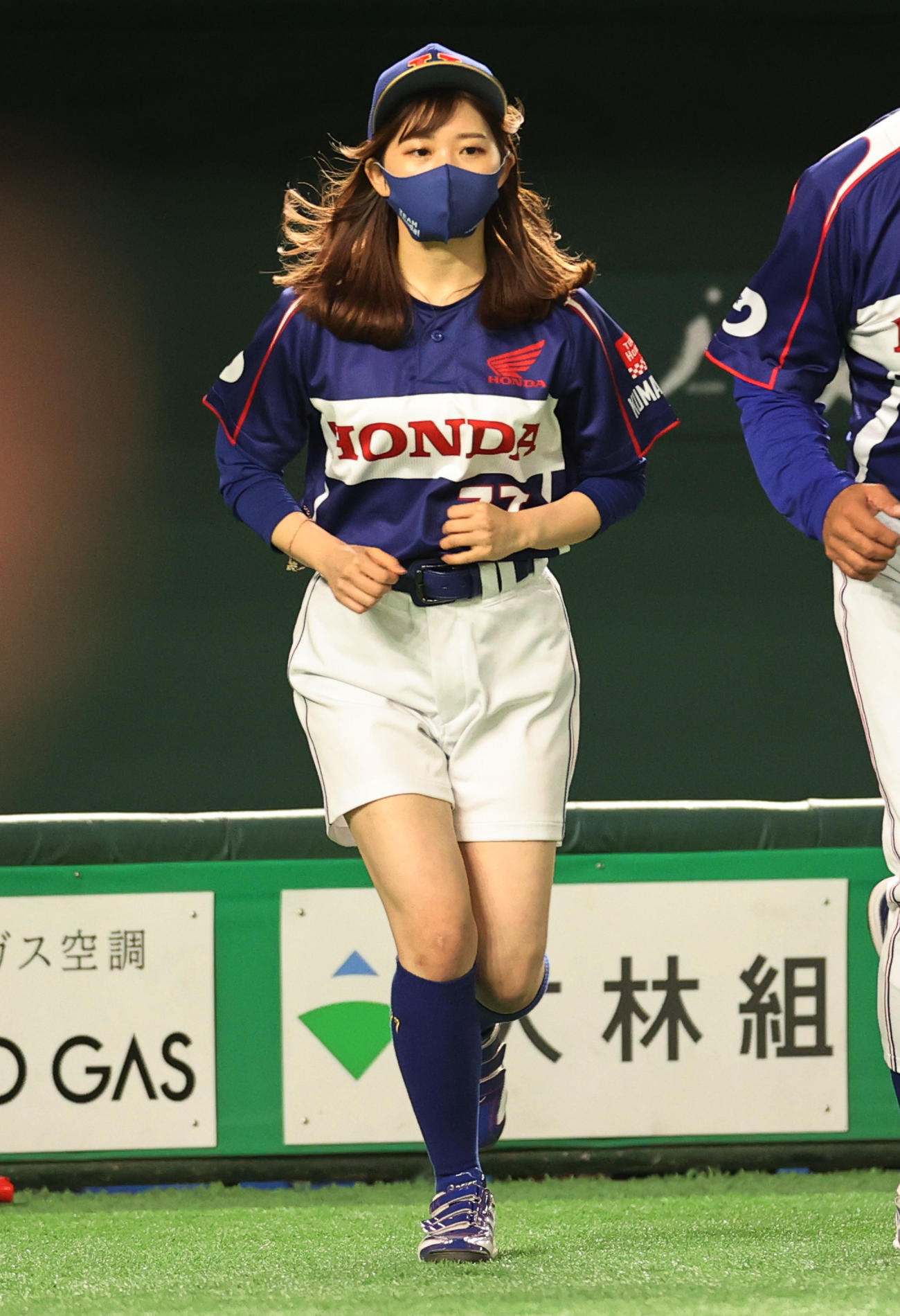 セガサミー対Honda熊本　試合開始のあいさつに向かうHonda熊本のマスコット（撮影・野上伸悟）