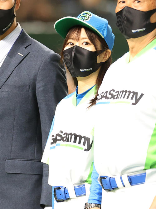 セガサミー対Honda熊本　応援席にあいさつするセガサミーのマスコット（撮影・野上伸悟）