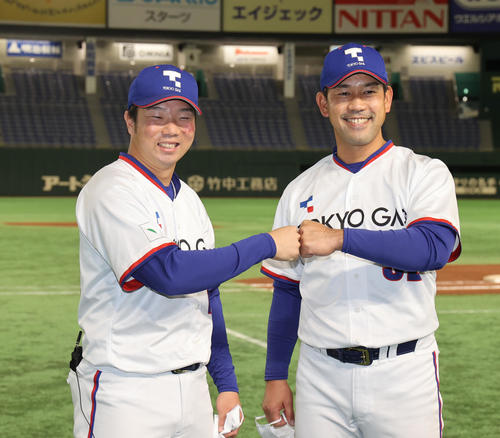 NTT東日本対東京ガス　決勝進出を決めグータッチする東京ガス・宮谷（左）と山口監督（撮影・野上伸悟）