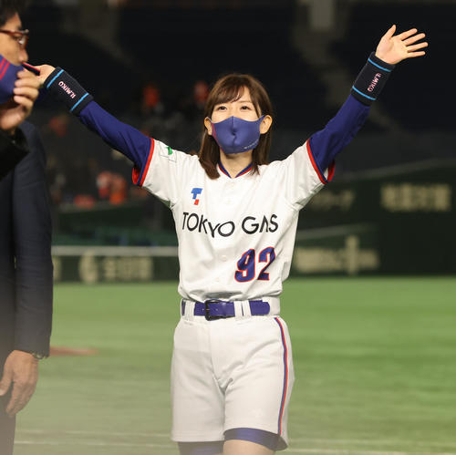 NTT東日本対東京ガス　決勝進出を決め、応援席に手を振る東京ガスのマスコット（撮影・野上伸悟）
