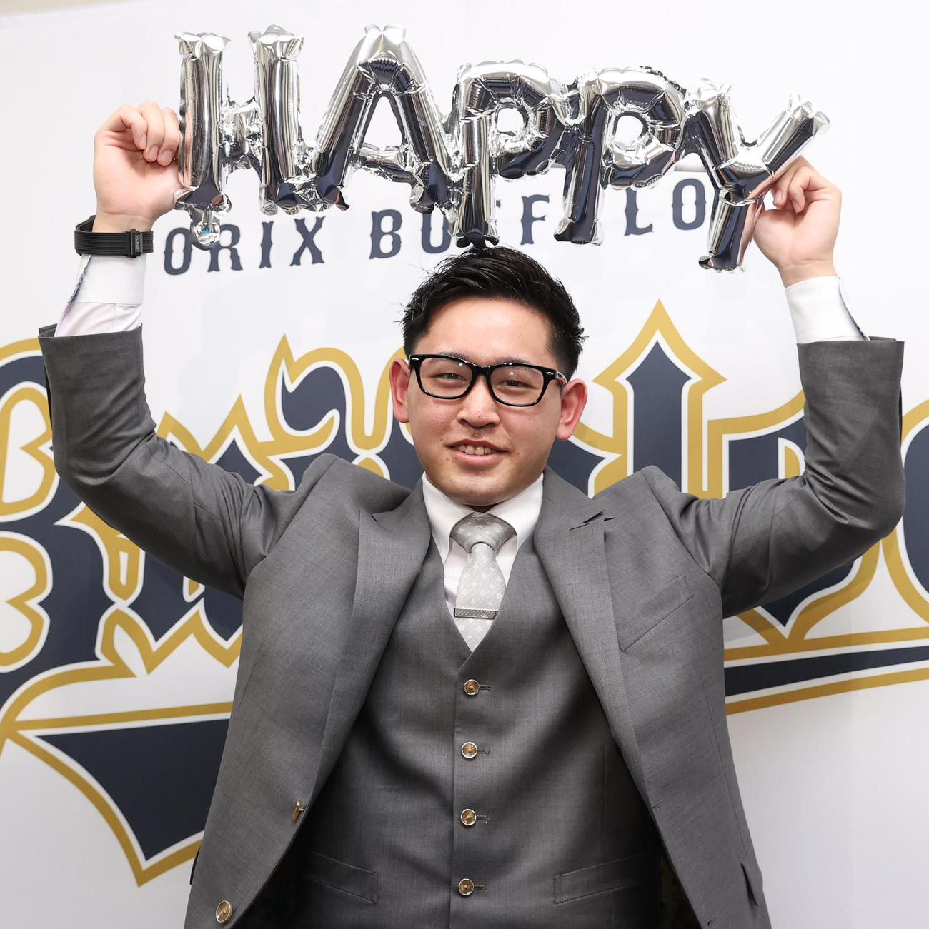 契約更改後の会見を終え笑顔でポーズを取るオリックス宮城（撮影・清水貴仁）