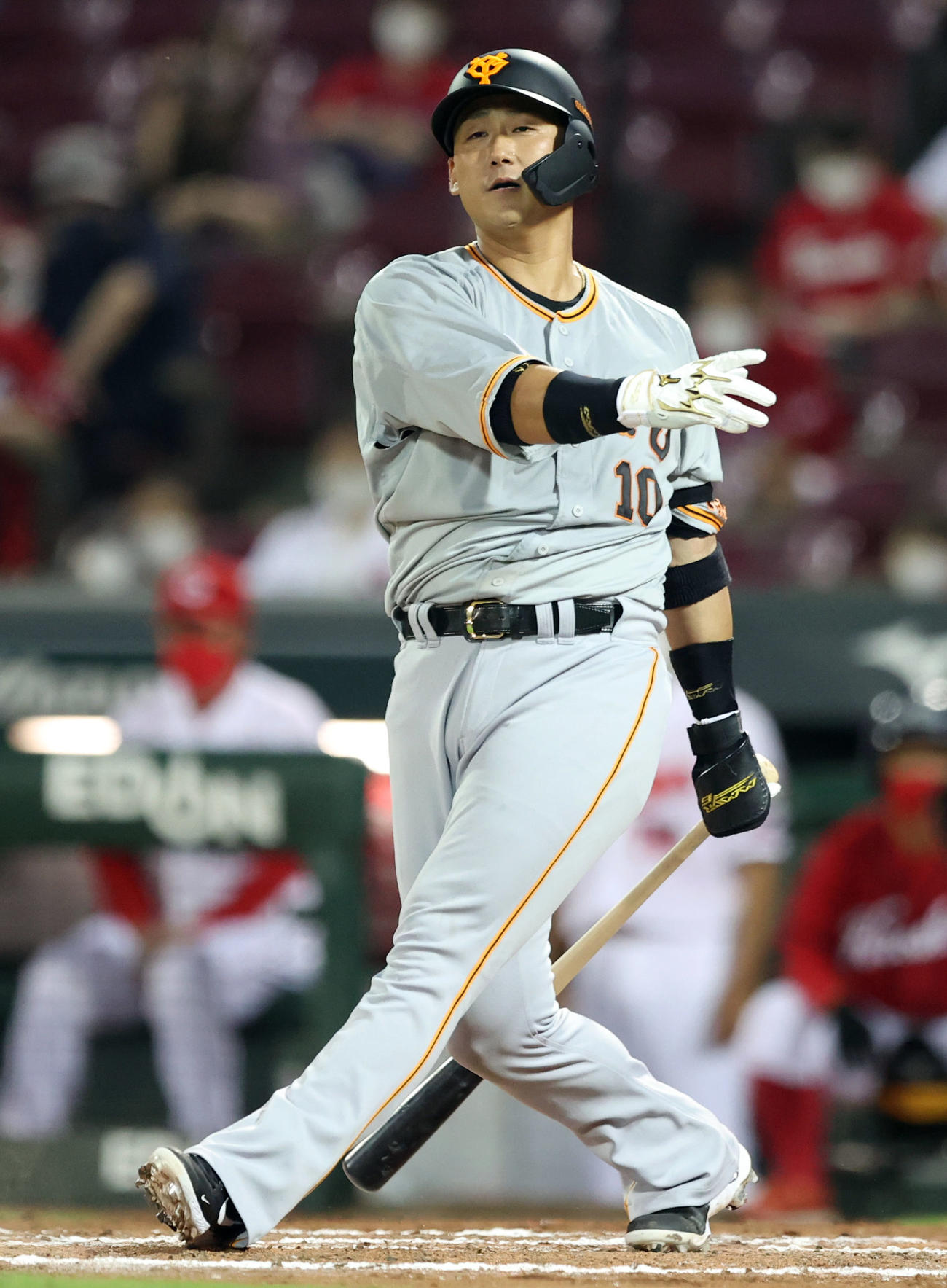 9月22日、広島対巨人　空振り三振に倒れる中田翔