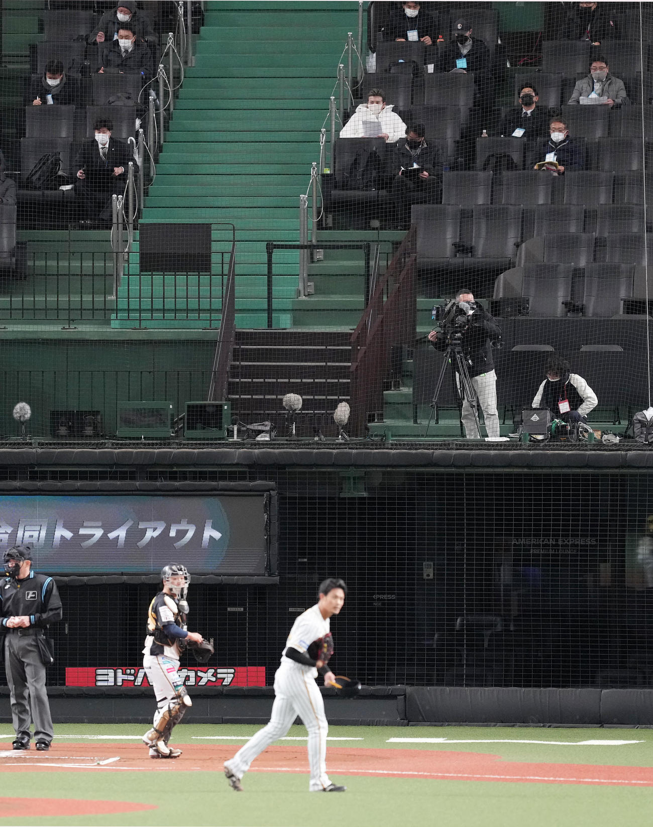 合同トライアウトを視察し、三者凡退に抑えた阪神石井（手前）を見つめる日本ハム新庄監督（撮影・菅敏）