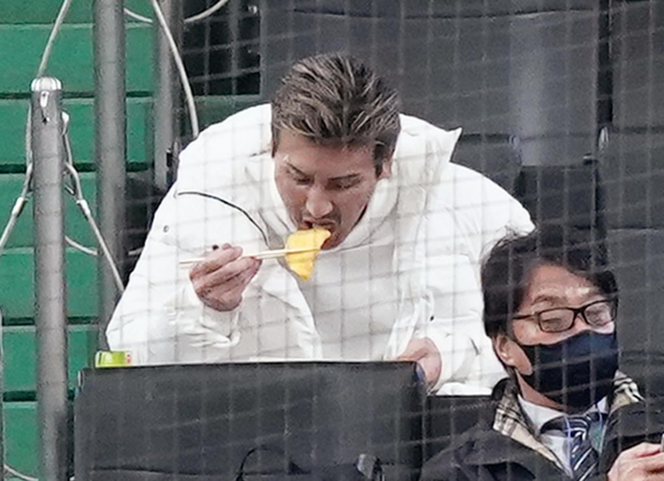 12球団合同トライアウトを視察し、休憩時間にお弁当を食べる日本ハム新庄監督（撮影・菅敏）