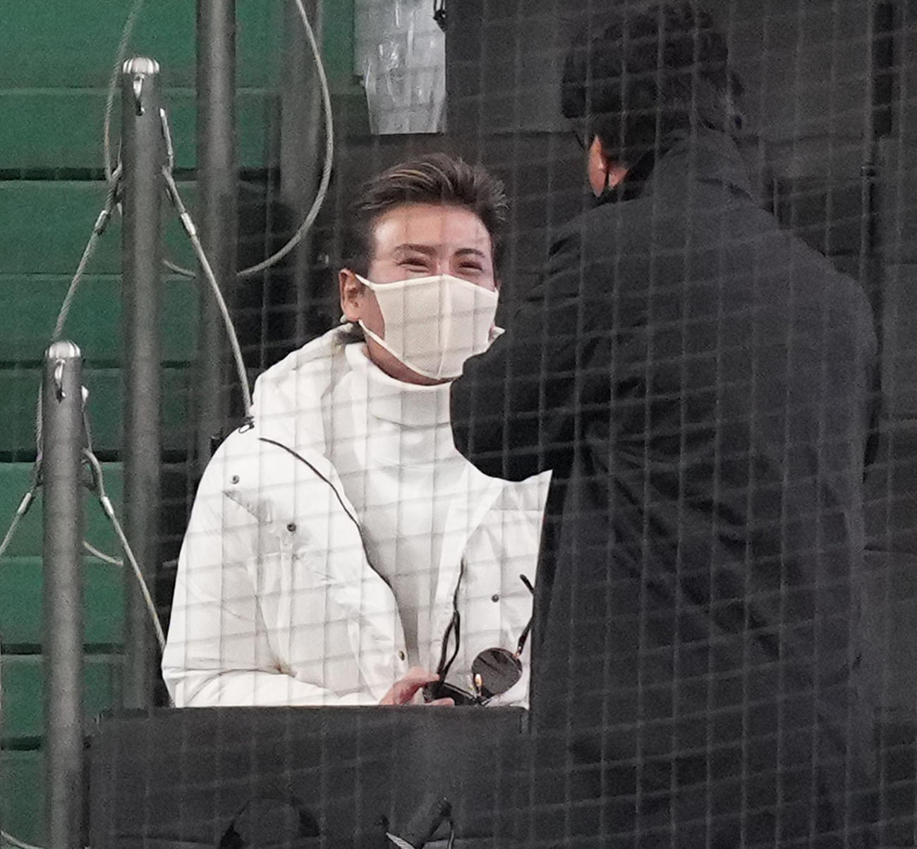 合同トライアウトを視察するためメットライフドームを訪れ、関係者にあいさつする日本ハム新庄監督（撮影・菅敏）