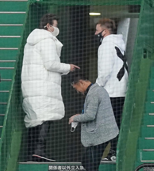 12球団合同トライアウトを視察し、休憩中に西武山川（右）からあいさつを受ける日本ハム新庄監督（撮影・菅敏）