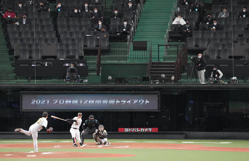 合同トライアウトを視察する日本ハム新庄監督。打者巨人山下、投手阪神石井（撮影・菅敏）