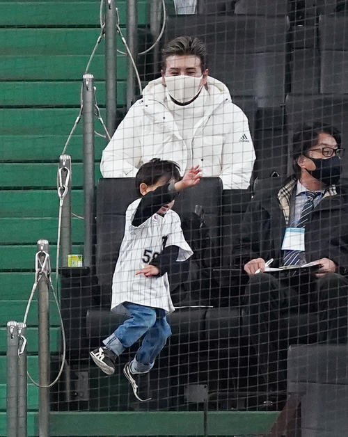 12球団合同トライアウトを視察する日本ハム新庄監督は、飛び跳ねる子供を笑顔で見つめる（撮影・菅敏）