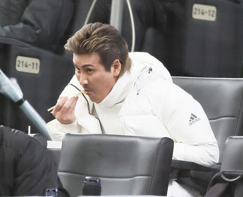 休憩中、昼食をとる日本ハム新庄監督（撮影・足立雅史）