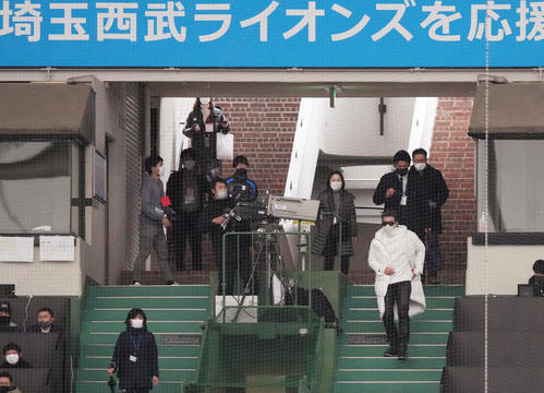 合同トライアウトを視察するため、メットライフドームを訪れる日本ハム新庄監督（右端）（撮影・菅敏）