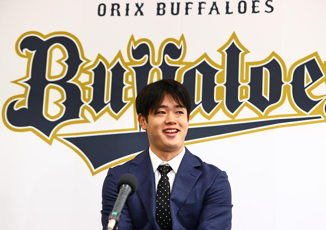 契約更改を終えた太田は会見の席で話す（撮影・上山淳一）