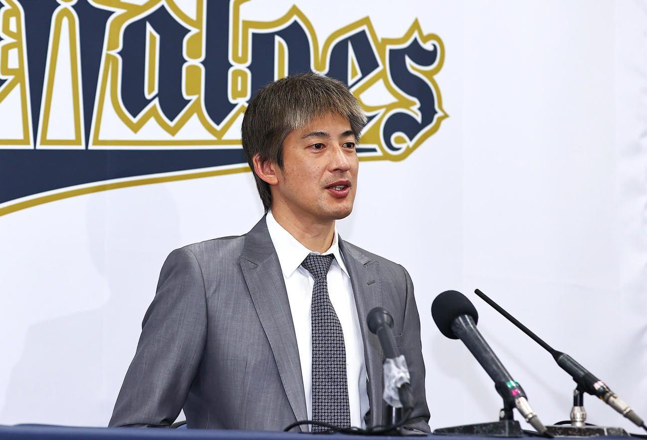 契約更改を終えた能見は会見の席で話す（撮影・上山淳一）