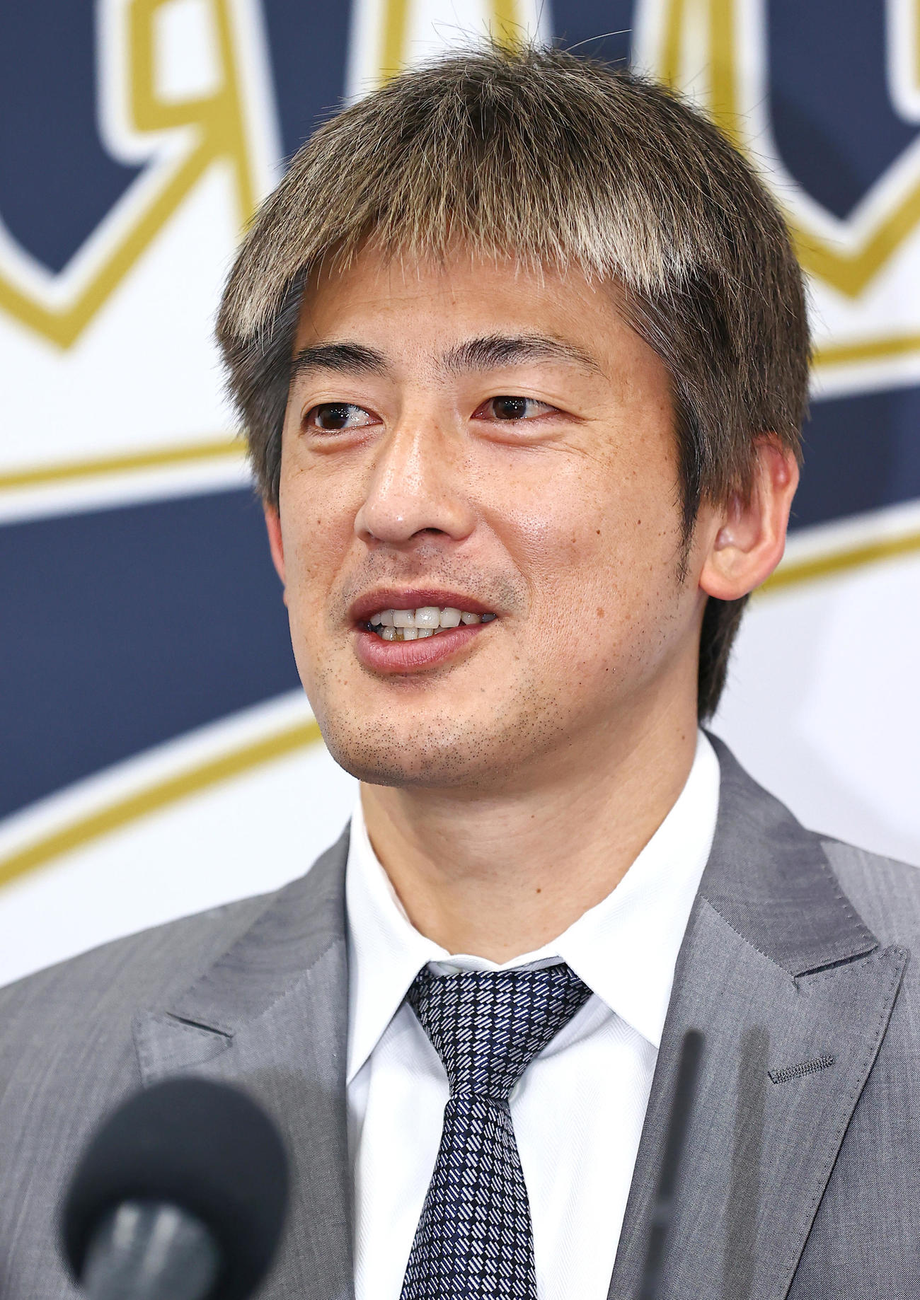 契約更改を終えた能見は会見の席で話す（撮影・上山淳一）