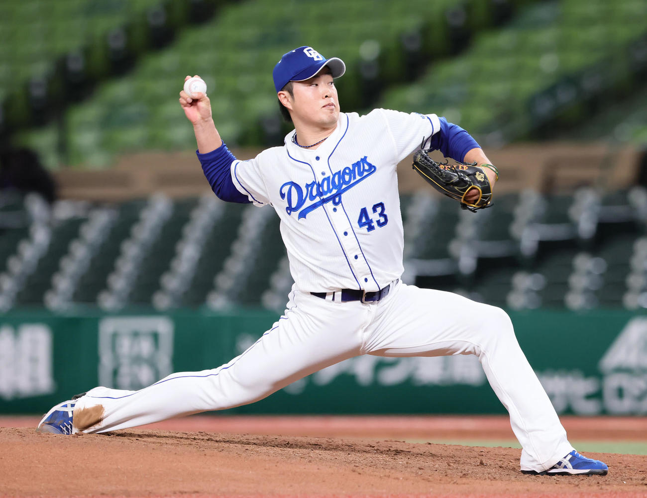 登板する中日三ツ間（撮影・足立雅史）