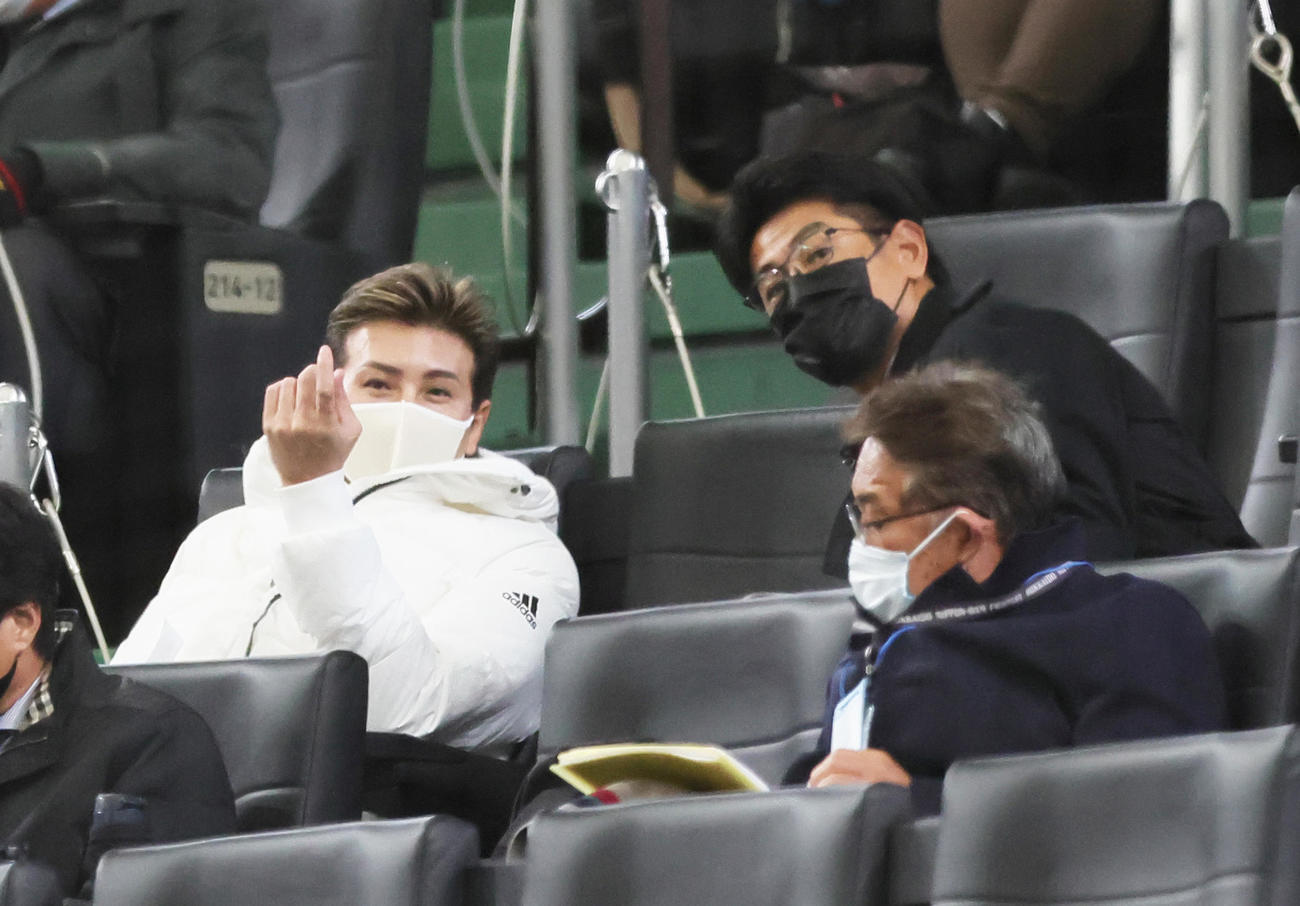 視察中、会話を交わす日本ハムの新庄監督（左）と稲葉GM（撮影・足立雅史）