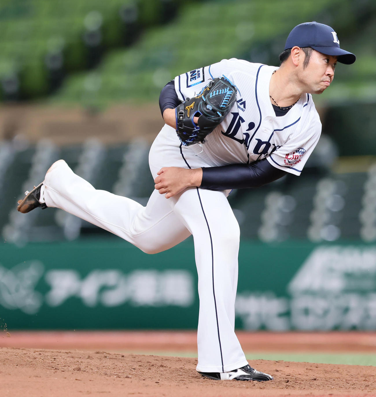 登板する西武榎田（撮影・足立雅史）