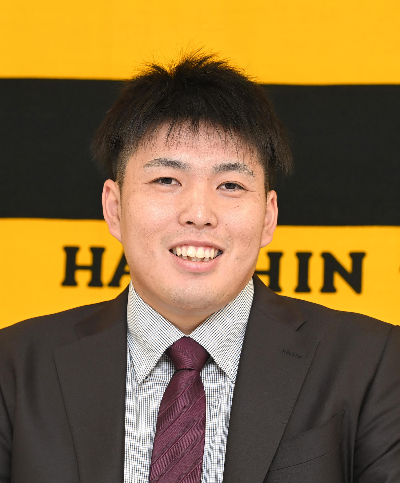 契約更改を終え、会見に臨む馬場（代表撮影）