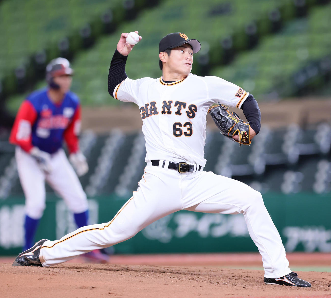 登板する巨人古川（撮影・足立雅史）
