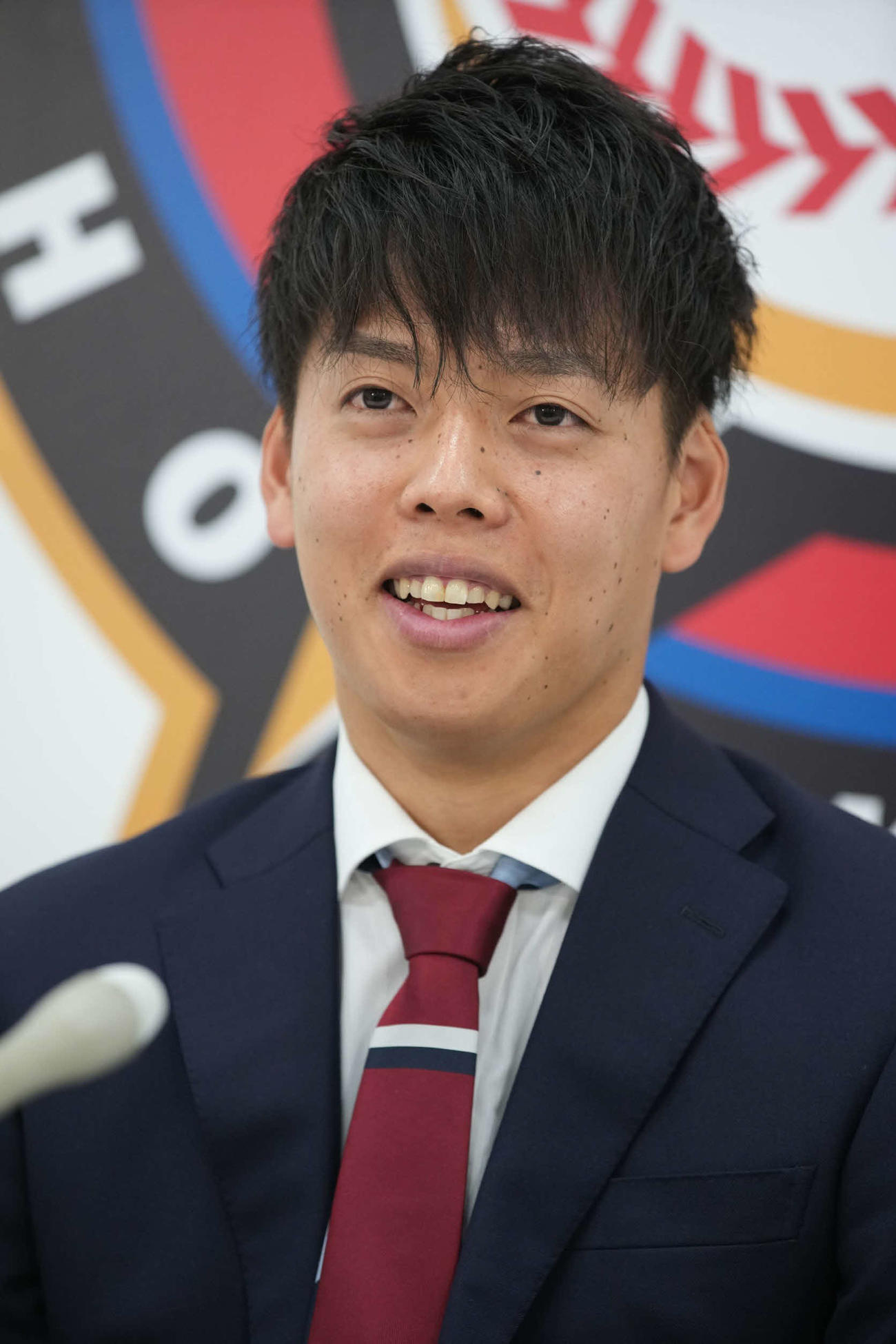 契約更改を終え会見に臨む日本ハム杉浦（代表撮影）