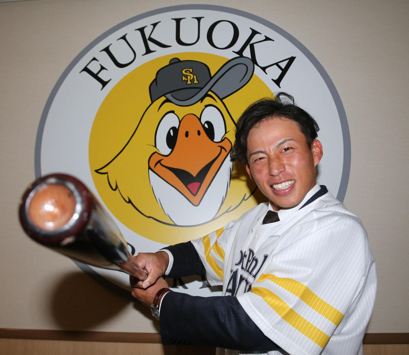 仮契約を終えた野村勇がバットを手に気合（撮影・梅根麻紀）