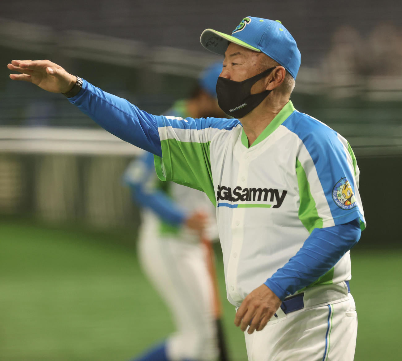 セガサミー対ホンダ熊本　選手交代を告げるセガサミー・西田真二監督（撮影・野上伸悟）
