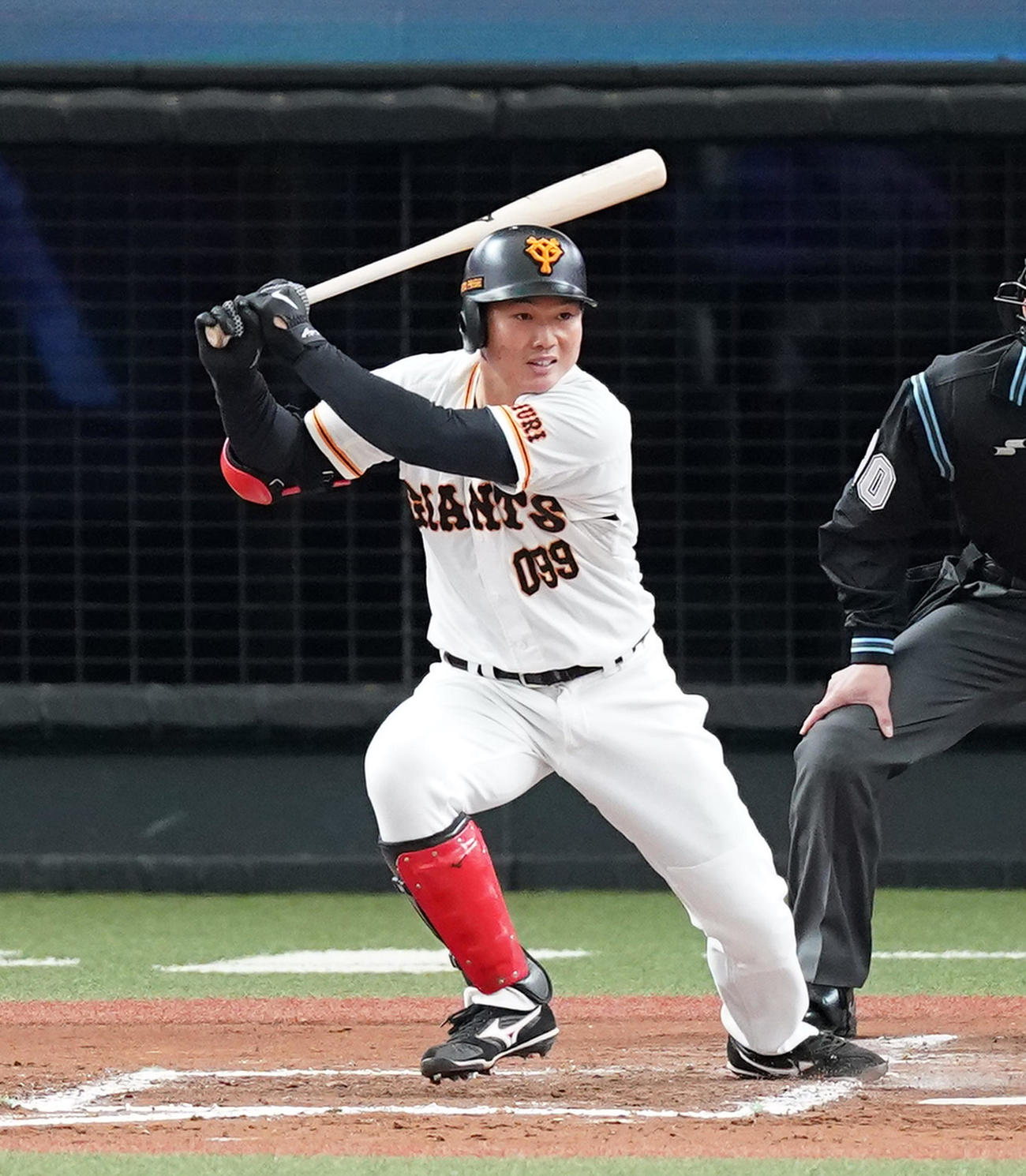 第6打席で左前打を放つ巨人山下（撮影・菅敏）