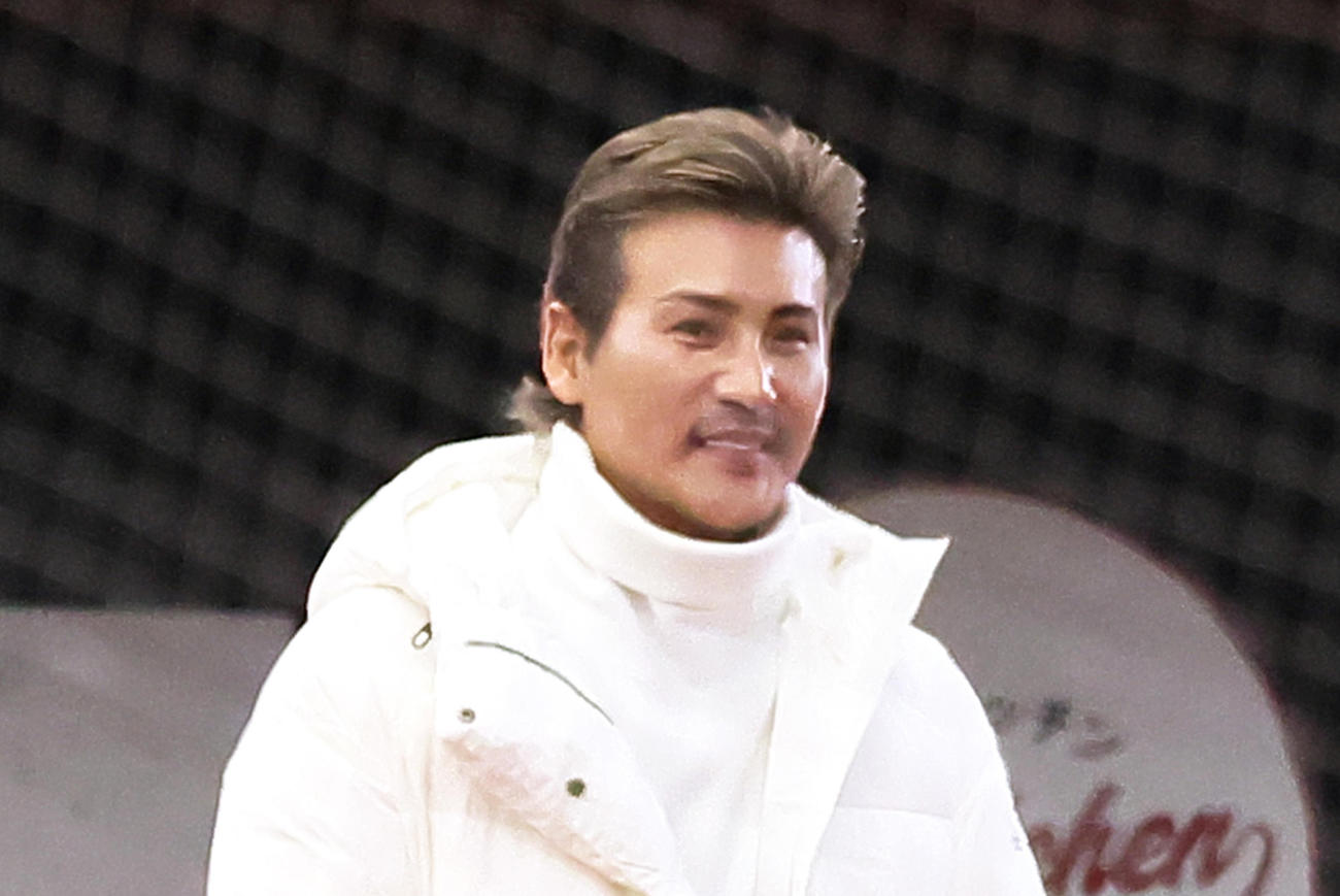 12球団合同トライアウト　視察中、テレビインタビューを受ける日本ハム新庄監督（撮影・足立雅史）