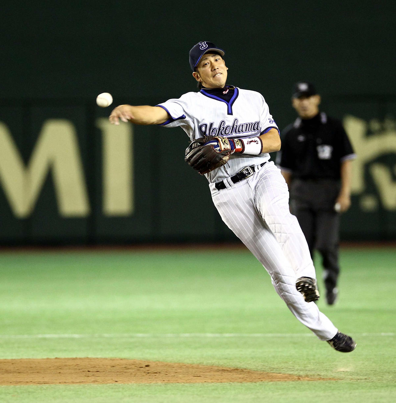横浜時代、二ゴロを巧みにさばく藤田（2011年10月5日撮影）
