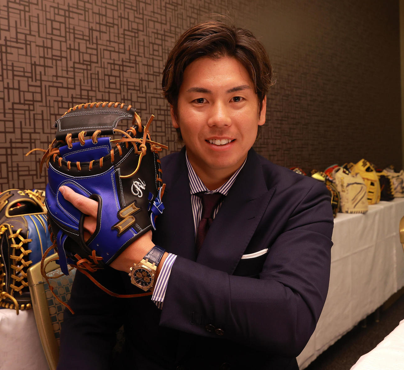 SSK社と用具の打ち合わせで、来季使用するミットを手にする梅野（代表撮影）