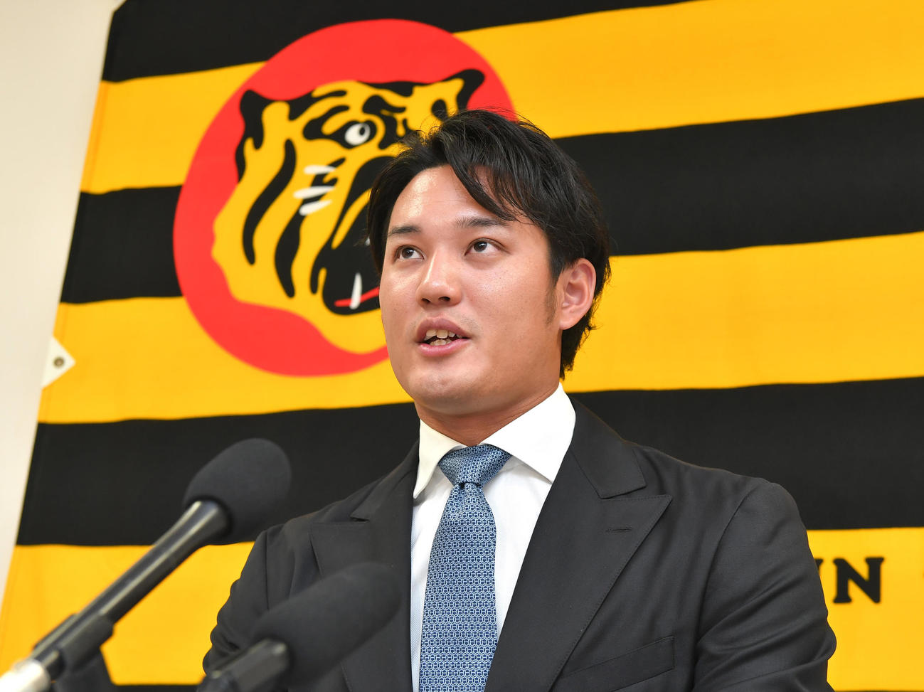契約更改を終え、来季への覚悟を語った藤浪（代表撮影）