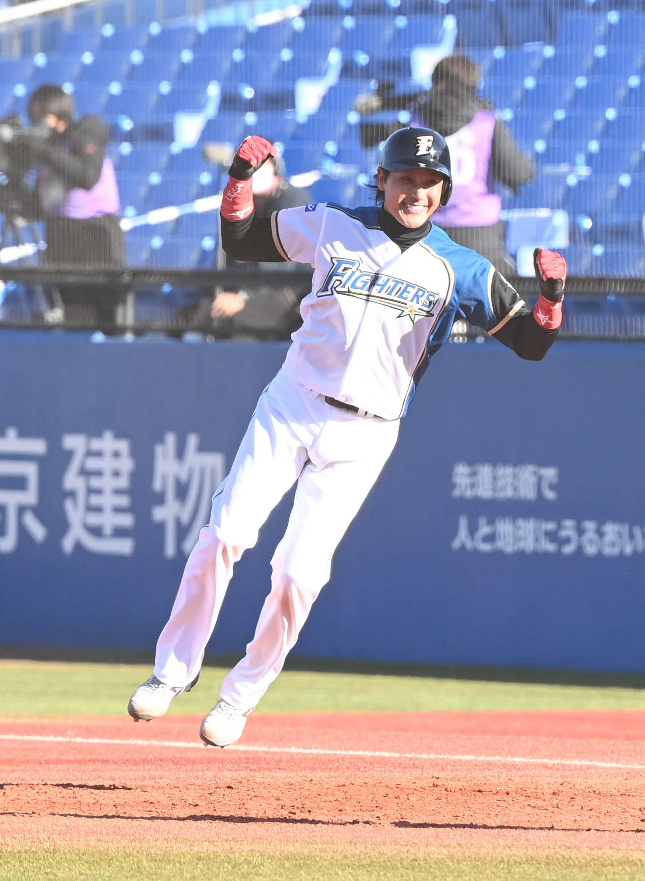 20年12月、12球団合同トライアウトで左前打を放ち、ジャンプして喜ぶ新庄剛志氏