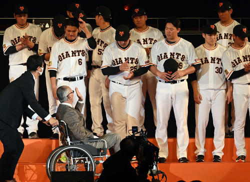 巨人長嶋茂雄氏が車いすから立ち上がり「ありがとう」文化勲章