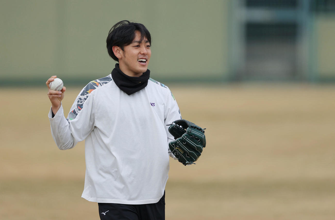 笑顔を見せながらキャッチボールを行う阪神小川（代表撮影）