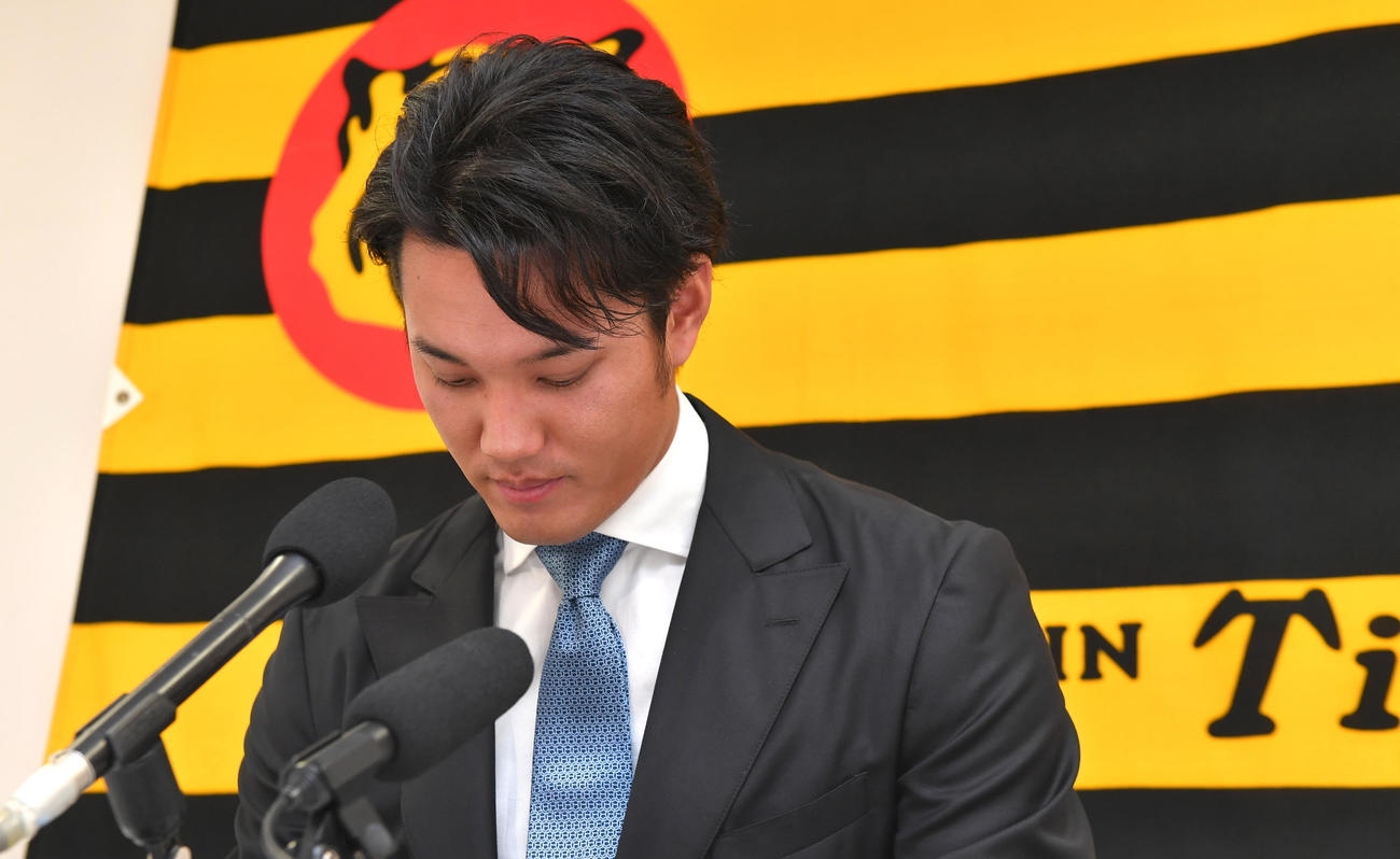 契約更改を終え、会見中うつむく阪神・藤浪晋太郎（代表撮影）